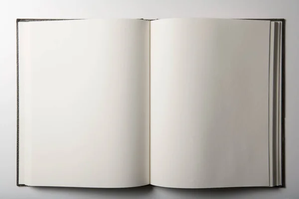 Vista Superior Del Cuaderno Abierto Vacío Sobre Fondo Blanco — Foto de Stock