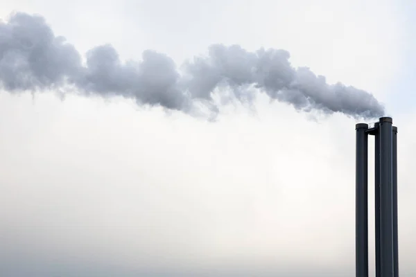 Fumée provenant de la cheminée industrielle — Photo