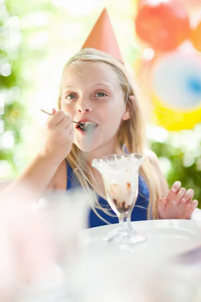 Girl Having Ice Cream Sundae Party — Stock Photo, Image