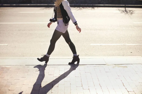 Mujer Joven Con Cámara Caminando Por Calle —  Fotos de Stock