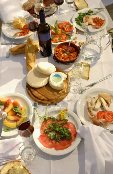 Déjeuner méditerranéen servi en plein air — Photo