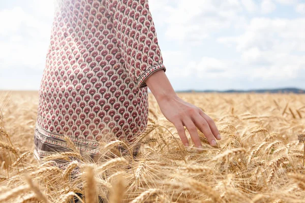 Mitten Delen Kvinna Vetefält — Stockfoto