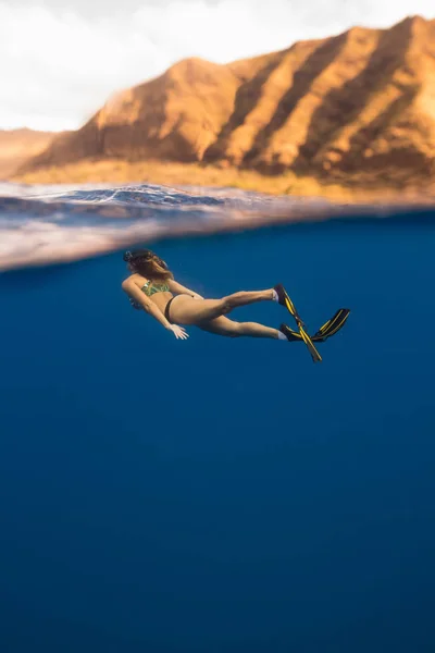 Frau Mit Schwimmflossen Schwimmt Unter Wasser Oahu Hawaii Usa — Stockfoto