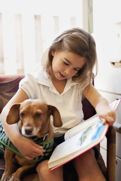 Meisje Leesboek Aan Hond Stoel — Stockfoto