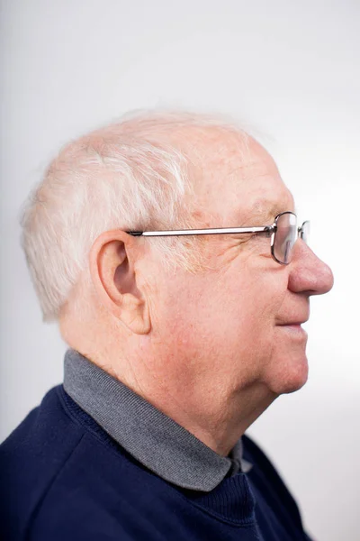 Профиль Пожилого Человека Очках — стоковое фото