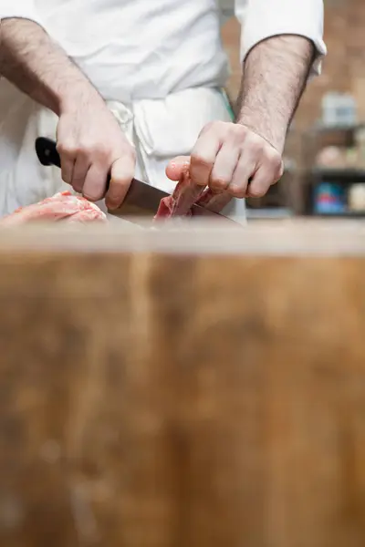 Açougueiro costelas de porco corte — Fotografia de Stock