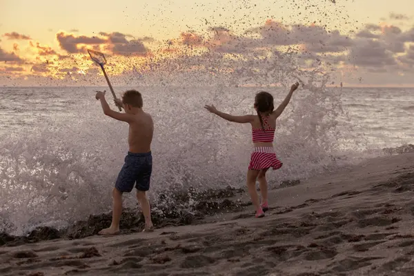Lycklig Familj Kul Stranden Vid Solnedgången — Stockfoto