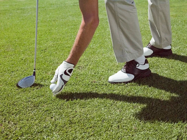 Hombre Jugando Golf Recogiendo Pelota —  Fotos de Stock