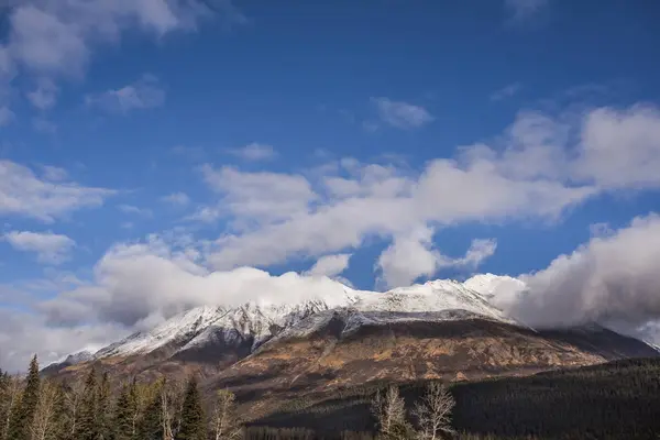 Piękny Krajobraz Górami Chmurami — Zdjęcie stockowe