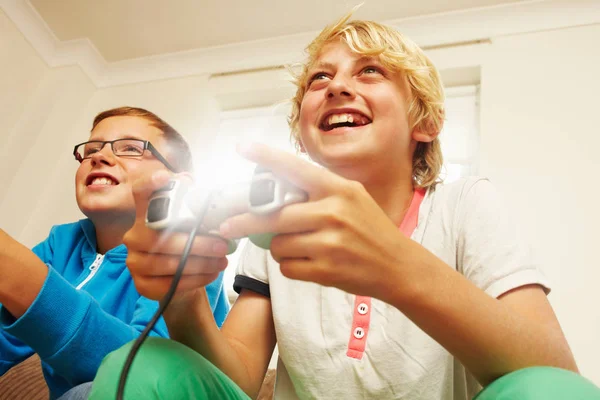 Двоє Хлопців Грають Відеогру — стокове фото