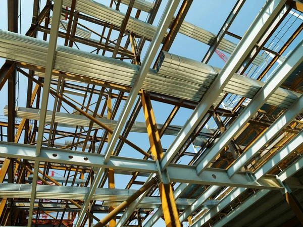 背景の青空と工事屋根 — ストック写真