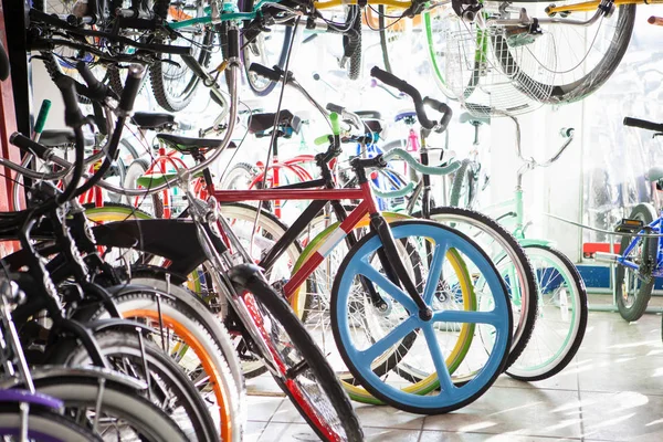 Велосипеды Ряд Продажи Магазине — стоковое фото