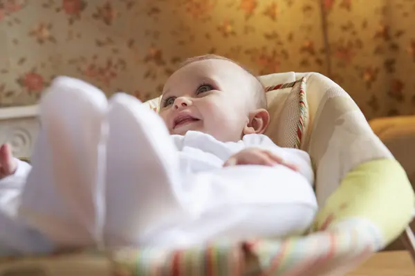 Baby Meisje Liggend Baby Uitsmijter Stoel Kwekerij — Stockfoto