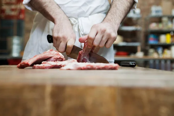 Carnicero Preparando Costillas Cerdo — Foto de Stock