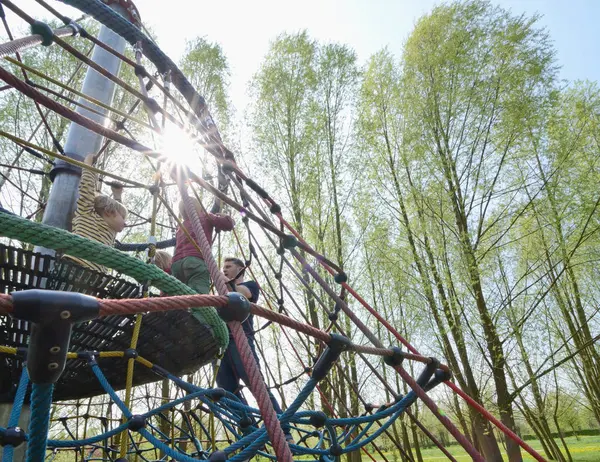 Père Sur Cadre Escalade Dans Aire Jeux Avec Trois Fils — Photo