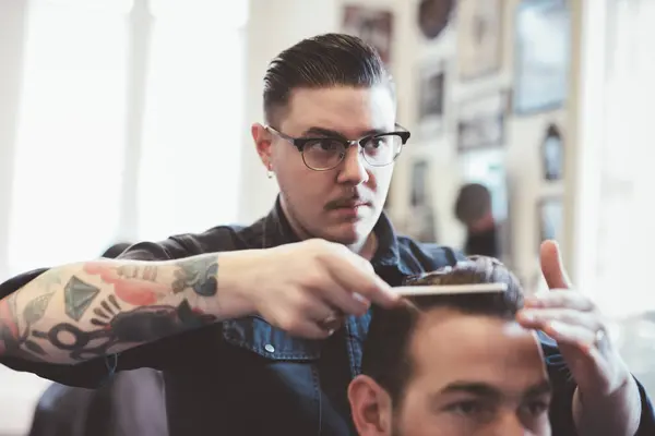 Barbeiro Penteando Volta Cabelo Cliente Barbearia — Fotografia de Stock