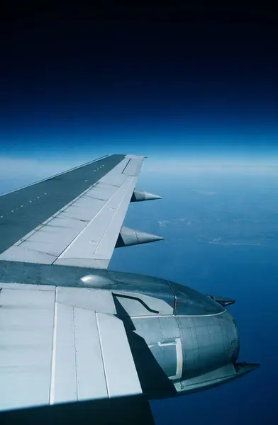 Lentokoneen Siipi Taivaalla — kuvapankkivalokuva