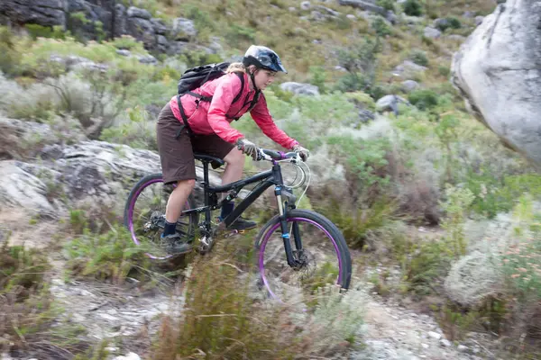 Νεαρή Γυναίκα Ορεινή Ποδηλασία Μέσα Από Περιοχή Χαμηλή Βλάστηση — Φωτογραφία Αρχείου