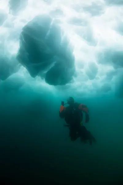 Adam Tüplü Dalış Buzul Altında — Stok fotoğraf