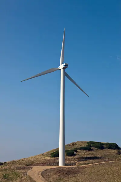 Windmühle auf ländlichem Feldweg — Stockfoto