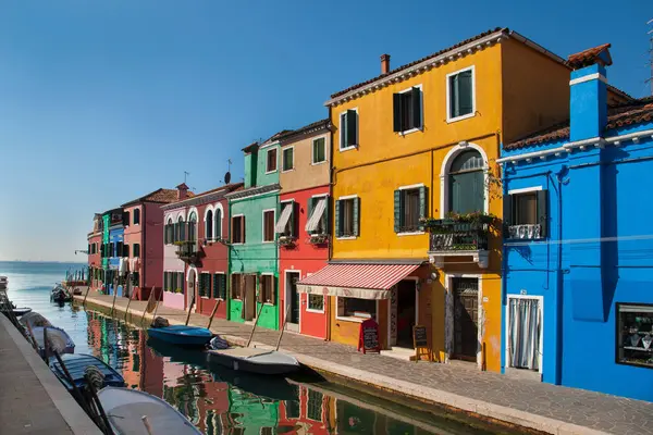 Edifici Colorati Sopra Canale Acqua Alla Luce Del Sole — Foto Stock