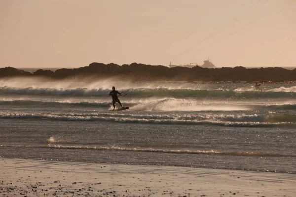 Człowiek Windsurfing Fale — Zdjęcie stockowe