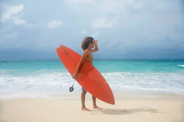 Man Carrying Surfboard Tropical Beach — Stock Photo, Image