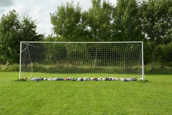 Gol Futebol Grama Verde Cheia Bolas — Fotografia de Stock