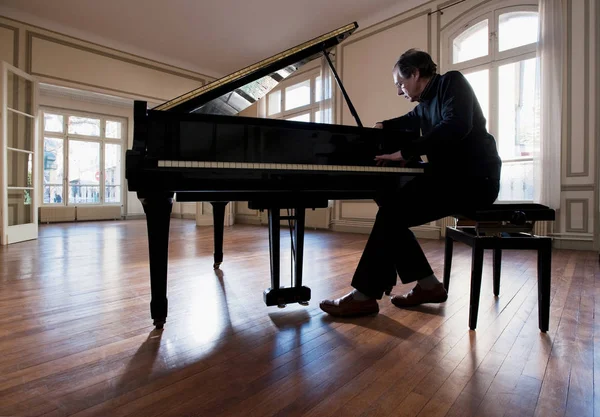 Piano Train Syntoniser Dans Appartement Vide — Photo
