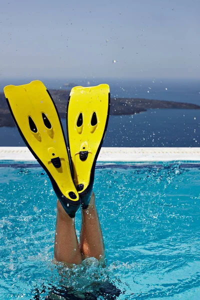 スイミングプールで飛び散るフィン — ストック写真