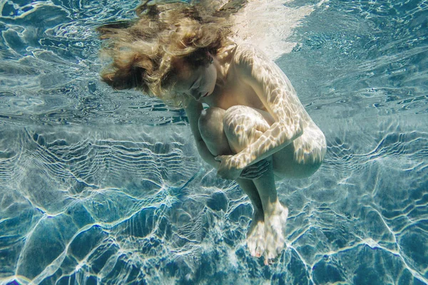 水泳プールで若い女性の低角度ビュー 巨大な膝 目を閉じて頭 — ストック写真