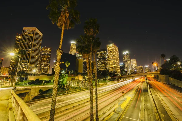 View of city skyline and highway at night — Stock Photo, Image