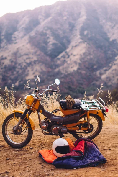 Motorrad Mit Schlafsack Daneben Mammutbaum Nationalpark Kalifornien Usa — Stockfoto