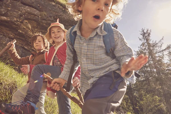 Tres Niños Explorando Bosque — Foto de Stock