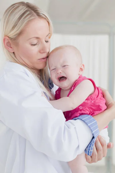 Médico Abrazando Llorando Bebé Enfoque Selectivo —  Fotos de Stock