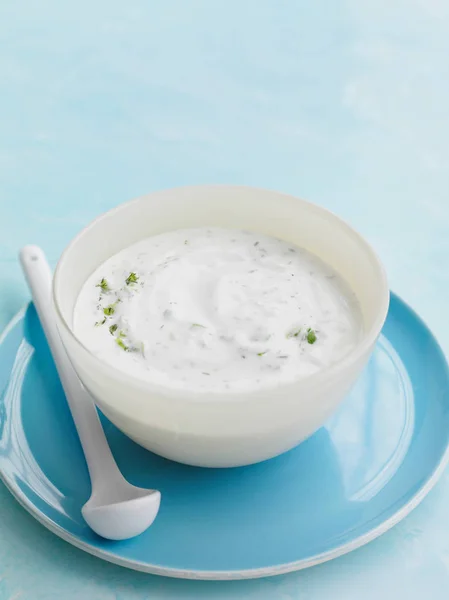 Schüssel Kräuterjoghurt mit Löffel — Stockfoto