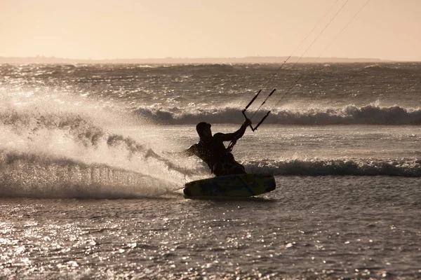 Man Windsurfen Golven Van Zee — Stockfoto