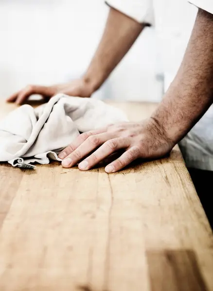 Uomo Appoggiato Tavola Legno — Foto Stock