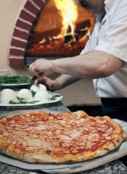 Mann Macht Pizza Auf Spachtel Küche — Stockfoto