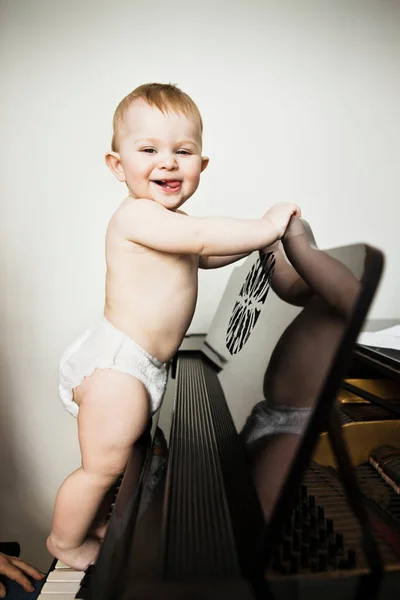 Baby Flicka Klättring Piano — Stockfoto