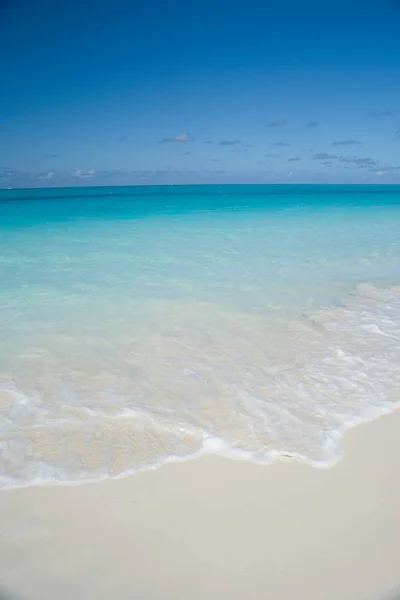 Onde sulla spiaggia sabbiosa — Foto Stock