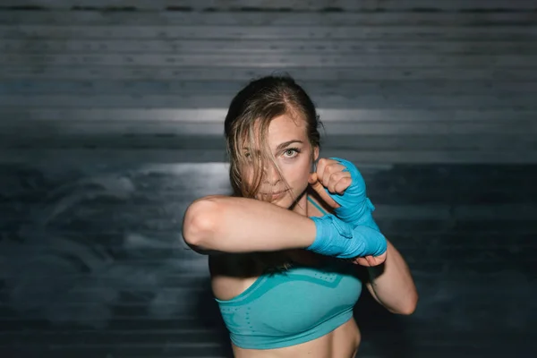 Jovem Mulher Trabalhando Fora Boxe Livre Noite — Fotografia de Stock