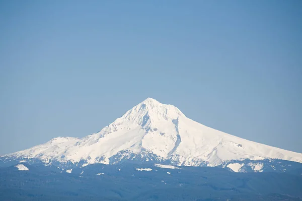 Karlı Dağı Başlık Açık Mavi Gökyüzü Altında — Stok fotoğraf
