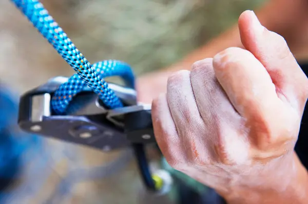 Close Visão Parcial Pessoa Segurando Mosquetão Enquanto Escalada Conceito Esporte — Fotografia de Stock