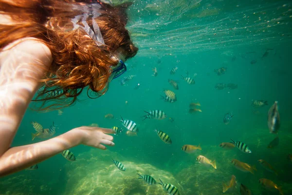 Meisje Snorkelen Tropische Wateren — Stockfoto