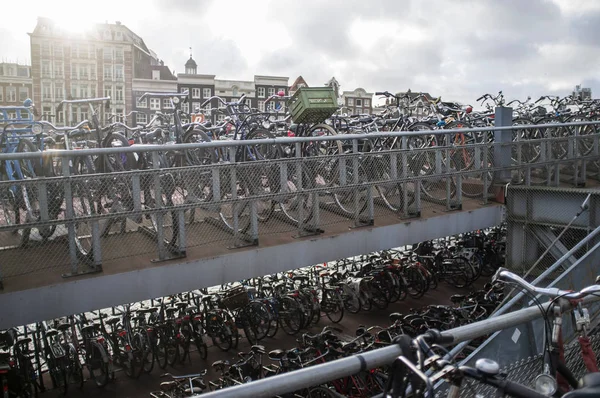 Bicicletas estacionadas na calçada da cidade — Fotografia de Stock