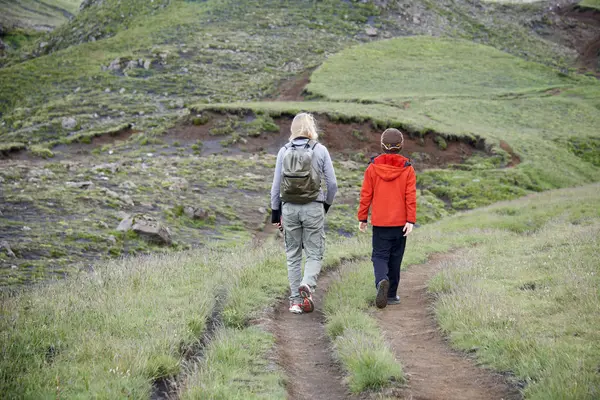 Anne Kızı Yamaca Hiking Dikiz — Stok fotoğraf