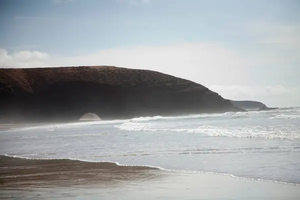 Fale rozbijają się na piaszczystej plaży — Zdjęcie stockowe