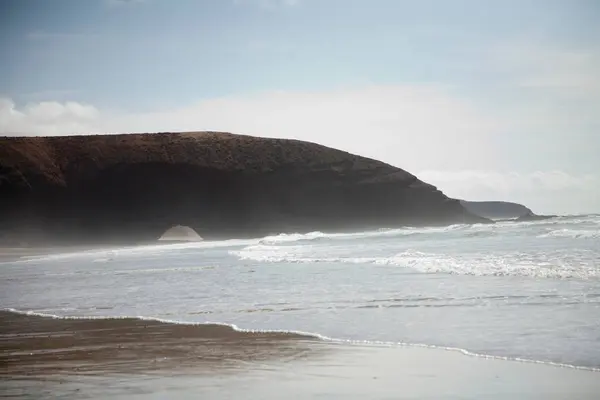 Vågor kraschar på sandstrand — Stockfoto