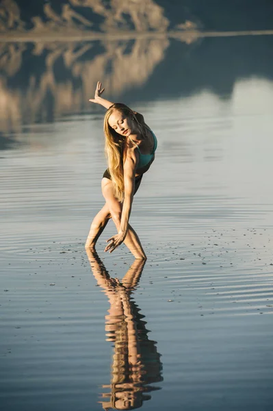 Balletttänzerin Bückt Sich Lake Bonneville Salt Flats Utah Usa — Stockfoto